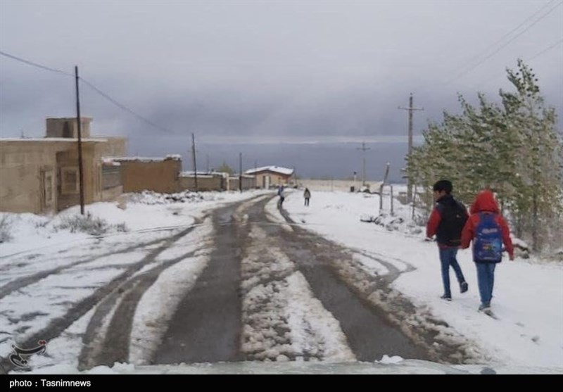 بارش برف و باران در جاده‌های ۶ استان/ ترافیک سنگین در آزادراه قزوین-کرج