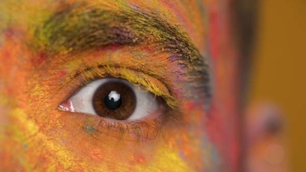 رابطه ی رنگ چشم با تحمل درد چیست؟