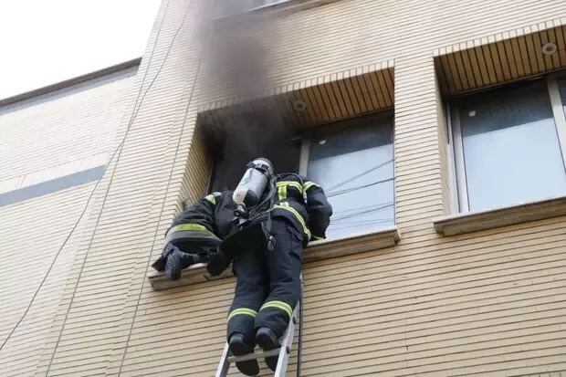 آتش‌سوزی در منزل مسکونی ۳ طبقه در اصفهان