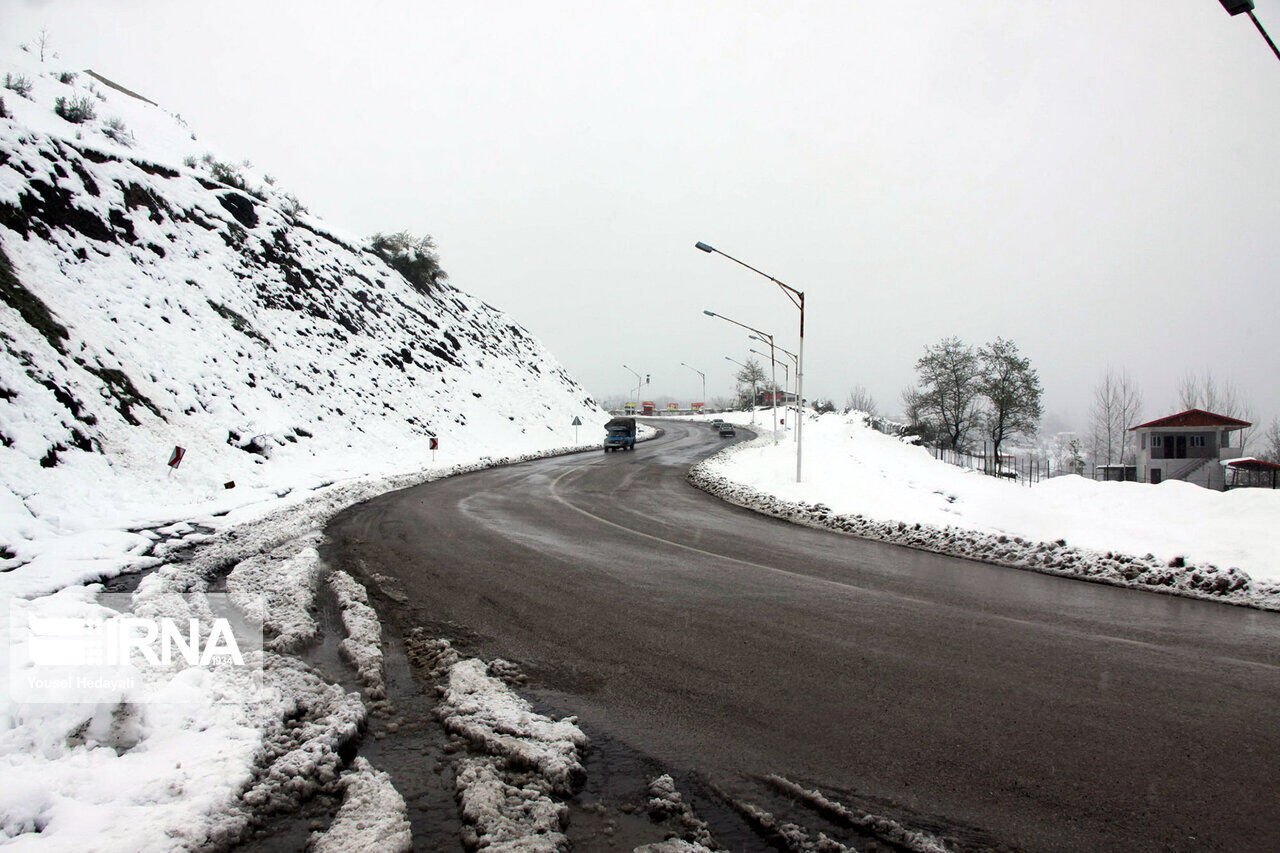 چهار جاده اصلی استان اصفهان با بارش برف همراه است