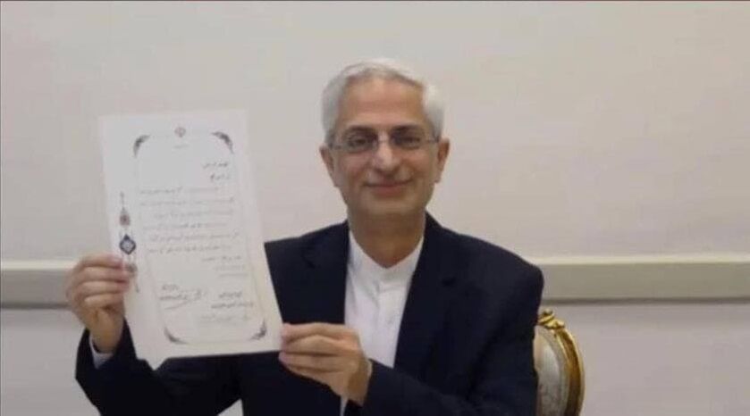 سفیر ایران استوارنامه خود را تقدیم رئیس‌جمهور سنگاپور کرد