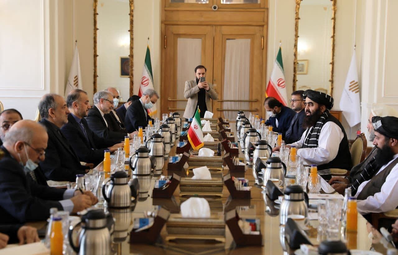 سرپرست وزارت خارجه افغانستان با وزیر خارجه ایران در تهران دیدار کرد