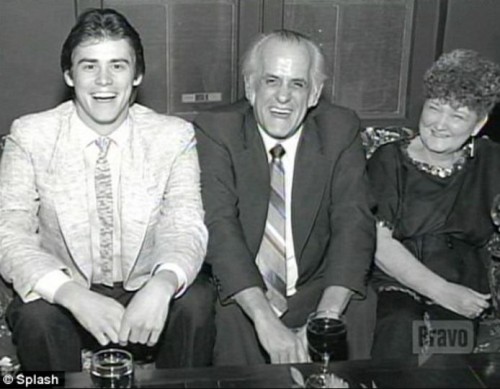 جیم کری خندان در کنار پدر و مادرش