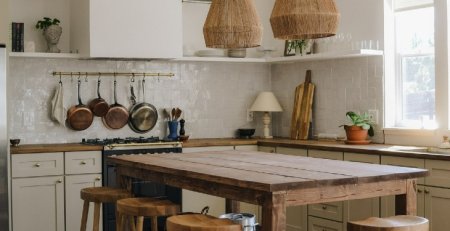 چیدمان مدرن آشپزخانه با میز و صندلی چوبی