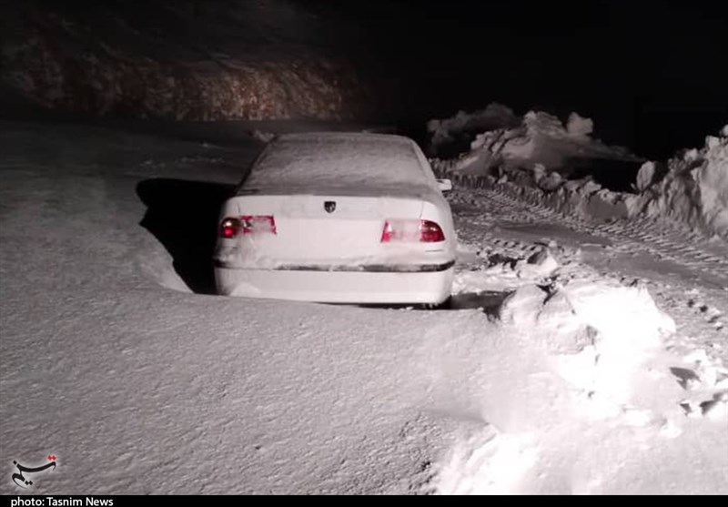 سرنشینان ۱۸ خودروی گرفتار در برف و کولاک در سمنان نجات یافتند