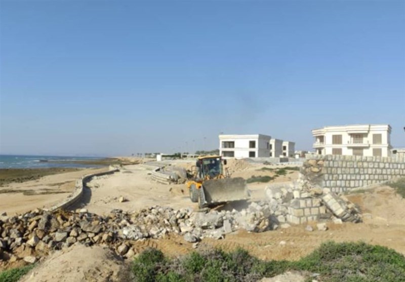 تخریب دیوار ویلا‌های اختصاصی دولت در قشم/ رفع تصرف ۱۰ کیلومتر از سواحل