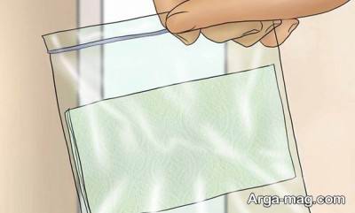 قرار دادن هسته های پرتقال درون پاکت پلاستیکی