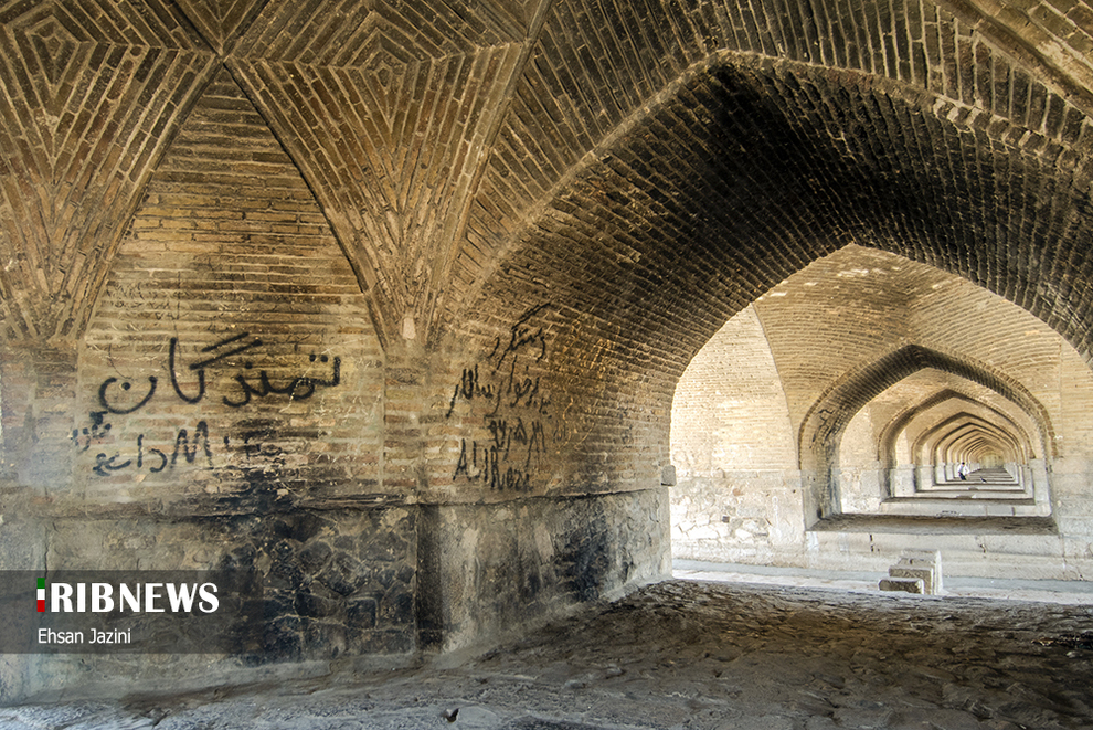 (تصاویر) دیوار نویسی روی آثار باستانی و تاریخی اصفهان