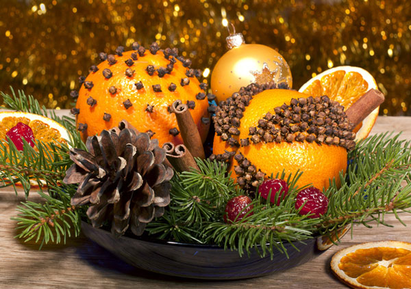 تزیین پرتقال شب یلدا با میخک به شکلی زیبا و جذاب تزیین پرتقال شب یلدا با میخک به شکلی زیبا و جذاب