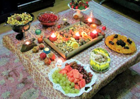 شیک ترین چیدمان سفره های شب یلدا،جدیدترین چیدمان سفره های شب یلدا مدل چیدمان کرسی های شب یلدا, چیدمان کرسی شب یلدا