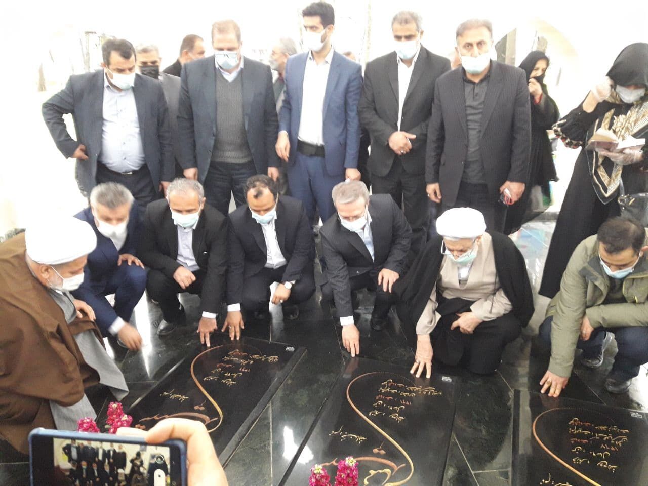 وزیر اقتصاد با حضور در مزار شهدای گمنام در نوشهر و ادای احترام برنامه هایش را آغاز کرد