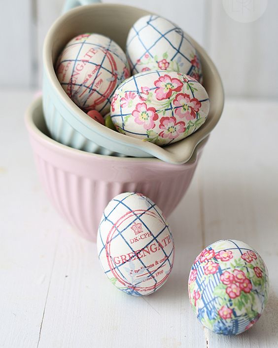 تخم مرغ هفت سین با دستمال کاغذی