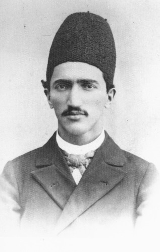 پرتره سیاه و سفید یوسف اعتصام الملک؛ پدر پروین اعتصامی که کلاه به سر دارد و رو به دوبین ایستاده است.