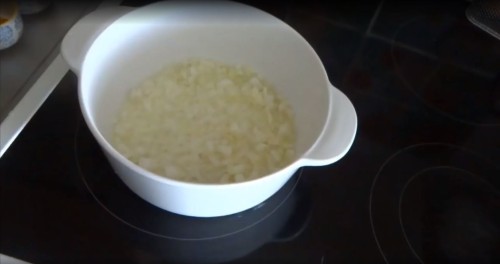 پیاز نگینی سرخ شده در قابلمه سفید