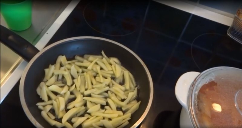 سیب زمینی خلالی سرخ شده در ماهیتابه