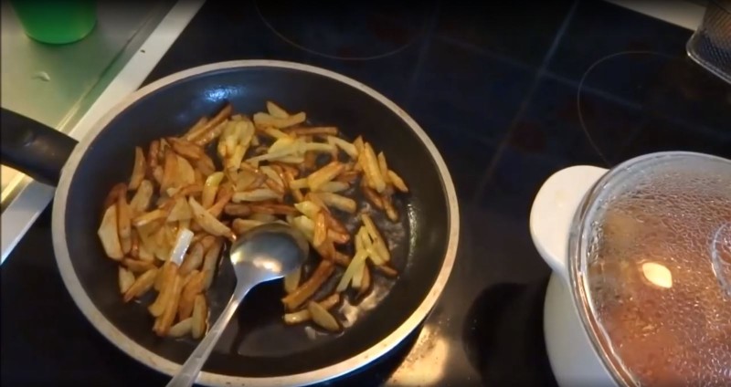 سیب زمینی خلالی سرخ شده در ماهیتابه