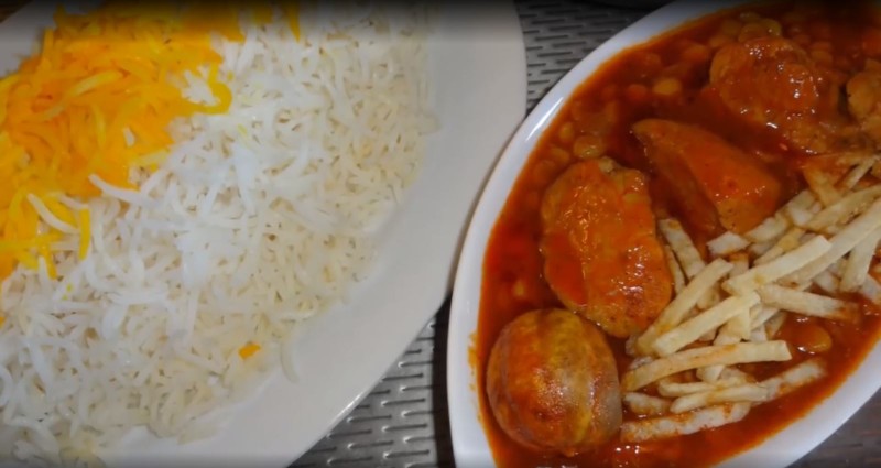 خورش قیمه با مرغ و سیب زمینی سرخ شده و لیمو عمانی و برنج زعفرانی