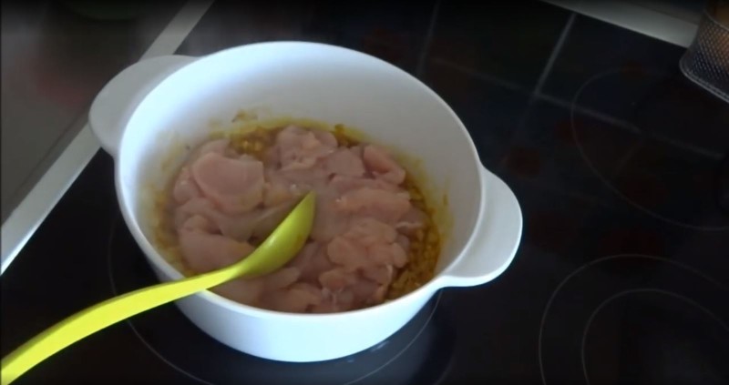 پیاز سرخ شده و سینه مرغ در قابلمه