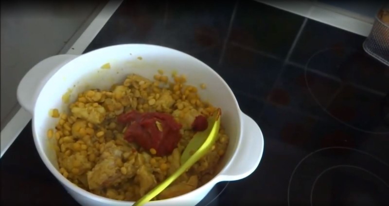 پیاز سرخ شده و سینه مرغ و رب گوجه