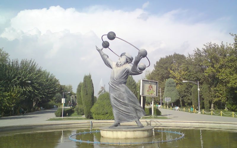 مجسمه خیام در میان آبنما