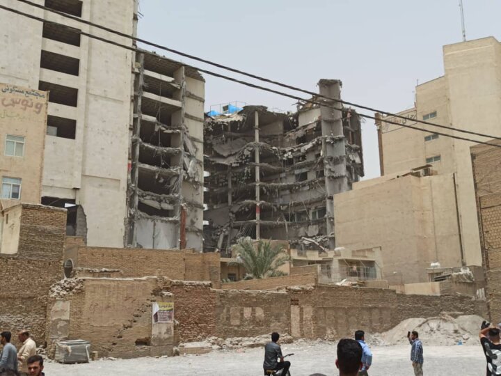 (ویدیو) ریزش ناگهانی ساختمان ۱۰ طبقه متروپل در آبادان