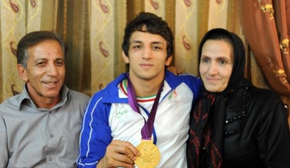 حمید سوریان در کنار پدر و مادرش