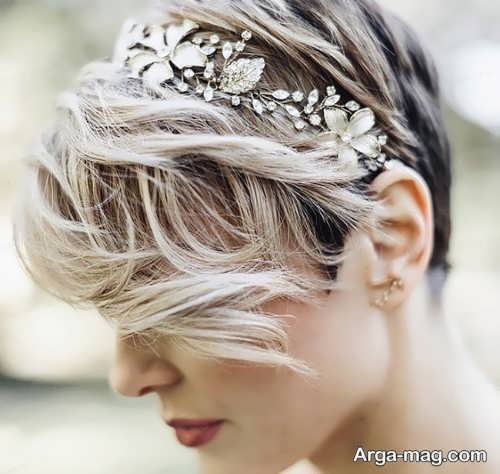 زن با موی کوتاه شینیون شده