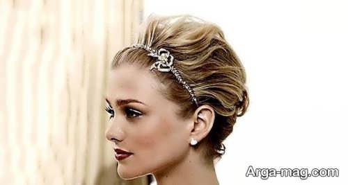 زن با موی کوتاه شینیون شده