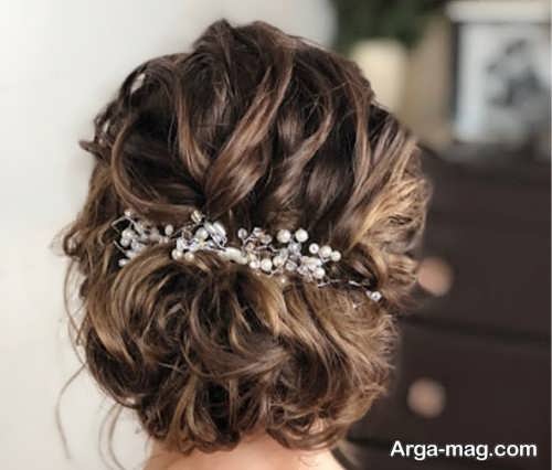 زن با موی کوتاه شینیون شده