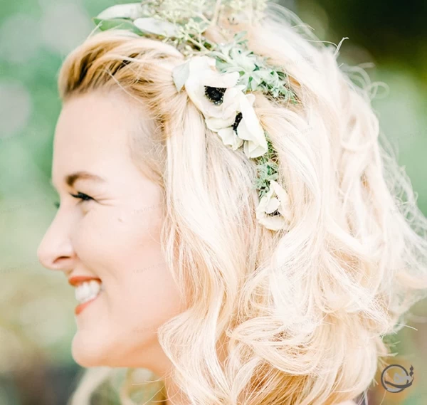 زن با موی کوتاه شینیون شده