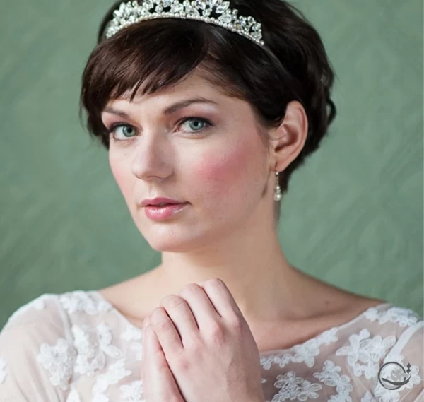 زن با موی کوتاه شینیون شده