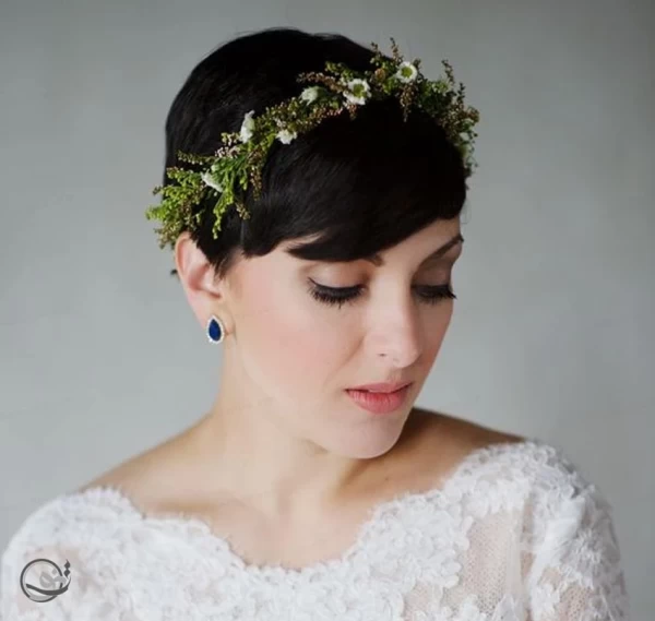 زن با موی کوتاه شینیون شده