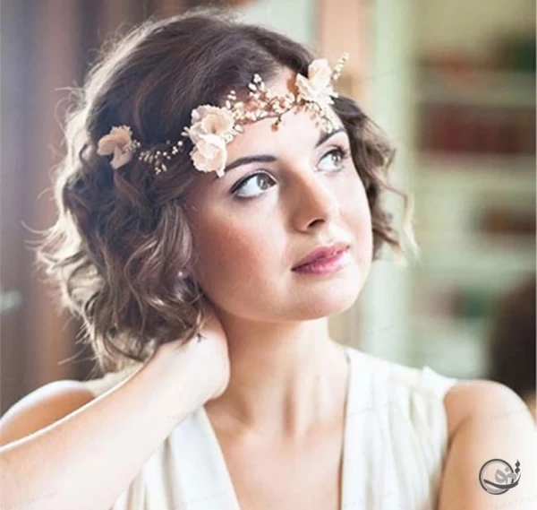 زن با موی کوتاه شینیون شده