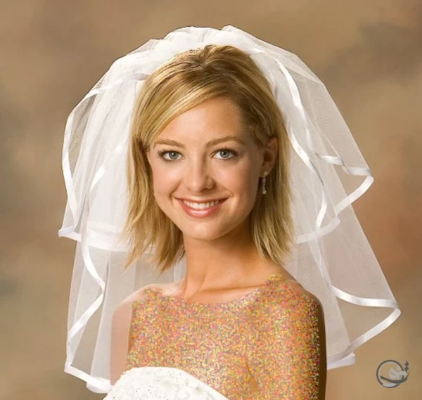 زن با موی کوتاه شینیون شده