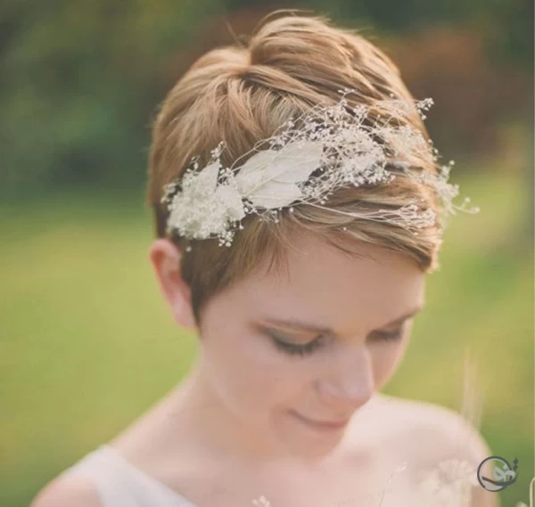 زن با موی کوتاه شینیون شده