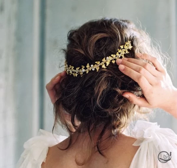 زن با موی کوتاه شینیون شده