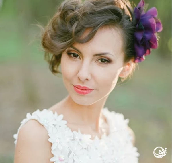 زن با موی کوتاه شینیون شده