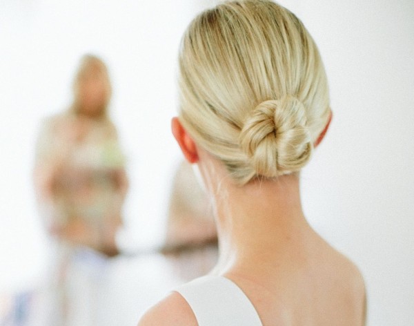 زن با موی کوتاه شینیون شده