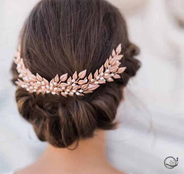 زن با موی کوتاه شینیون شده