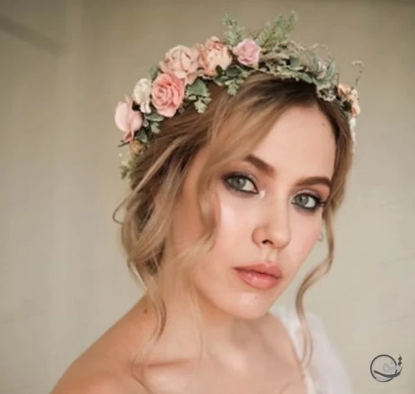 زن با موی کوتاه شینیون شده