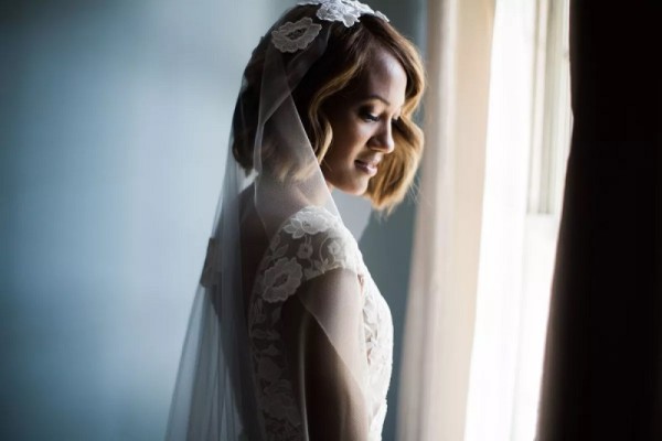 زن با موی کوتاه شینیون شده