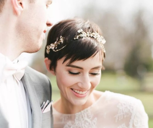 زن با موی کوتاه شینیون شده