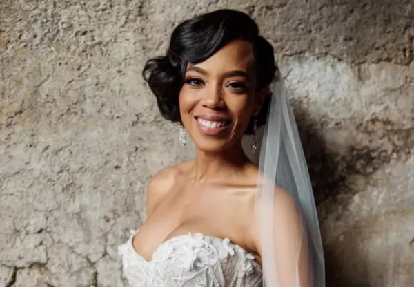 زن با موی کوتاه شینیون شده