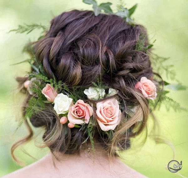 زن با موی کوتاه شینیون شده