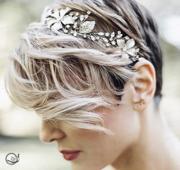 زن با موی کوتاه شینیون شده