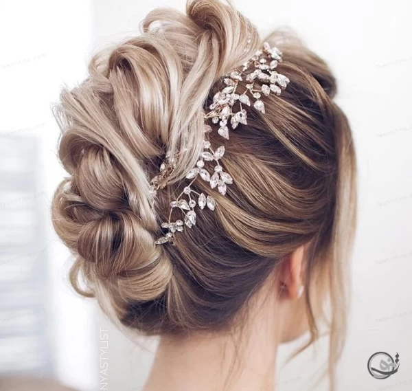 زن با موی کوتاه شینیون شده