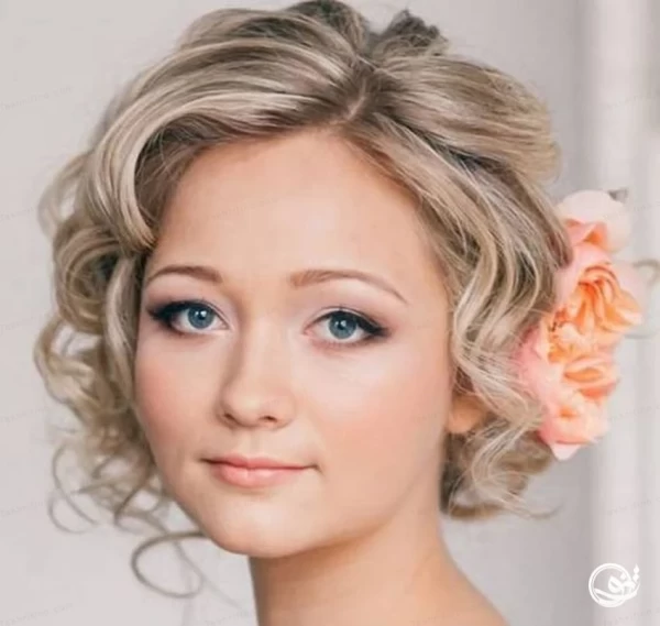 زن با موی کوتاه شینیون شده