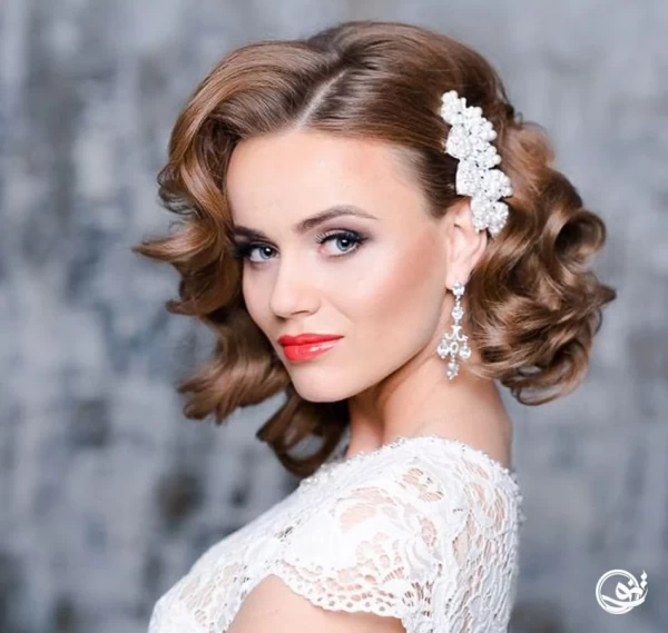 زن با موی کوتاه شینیون شده