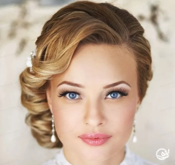 زن با موی کوتاه شینیون شده