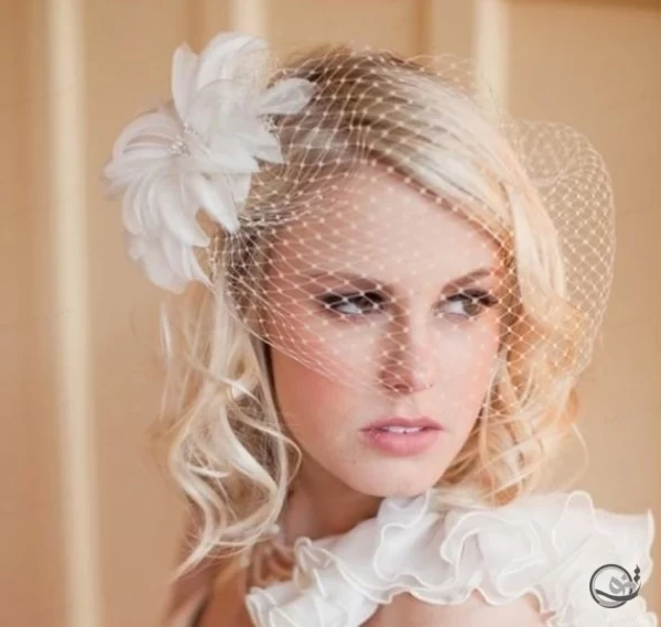 زن با موی کوتاه شینیون شده